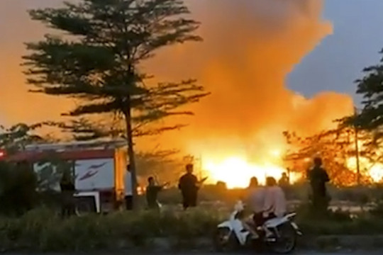 Cháy đùng đùng tại 'làng tỷ phú' ở Bắc Ninh