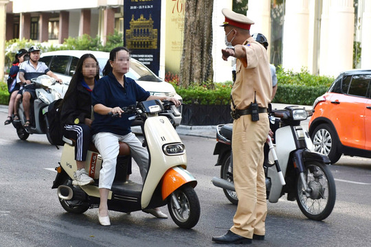 Hà Nội: Nhiều phụ huynh vẫn chủ quan không đội mũ bảo hiểm cho con em khi đi xe máy