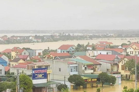 Lũ lên nhanh, hơn 15.000 ngôi nhà ở Quảng Bình chìm trong nước