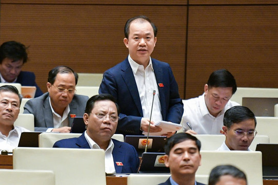 ĐBQH Bùi Hoài Sơn: “Nhiều người cay đắng nói rằng người Việt đang ở đây nhưng tâm hồn, tinh thần đã vượt biên, bị thao túng bởi Facebook, YouTube, TikTok hết rồi”