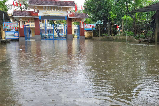 Nhiều vùng còn ngập lụt, hàng nghìn học sinh tại Thừa Thiên-Huế chưa thể đến trường