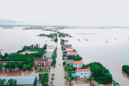 Miền Trung đối mặt mưa lũ đỉnh điểm