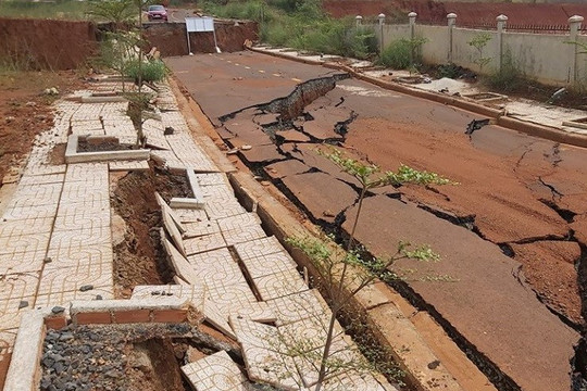 Dự án nghìn tỷ nát tươm: Đắp đất lên lớp bùn, không sạt trượt mới thần kỳ