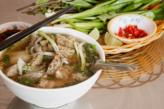 Lạ miệng món phở bò của người Chăm ở An Giang, nước dùng được ninh 15 tiếng