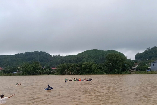 Xuyên đêm tìm kiếm người đàn ông bị lũ cuốn khi cứu học sinh lớp 5