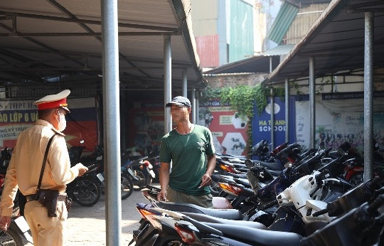Công an kiểm tra bãi xe trường học, phụ huynh tìm cách 'tẩu tán' xe máy cho con