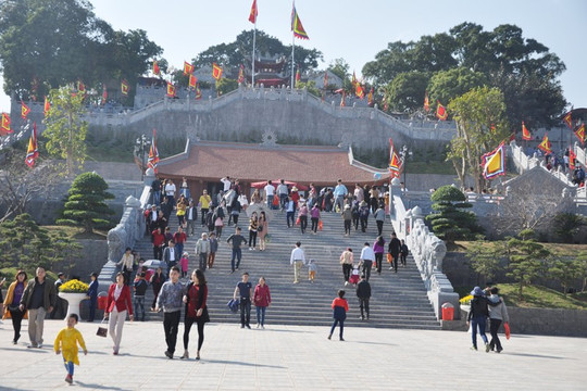 Ngôi đền tọa lạc trên đồi hướng ra vịnh biển nổi tiếng thế giới của Việt Nam: Lưu giữ 34 pho tượng quý, được xếp hạng Di tích quốc gia đặc biệt