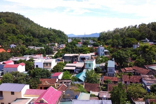 Ngôi làng có cả chục căn nhà gỗ quý niên đại 100-200 năm: ‘Lưng tựa núi, mặt hướng sông’, mang dấu tích thời kỳ văn minh đầu tiên của người Việt cổ