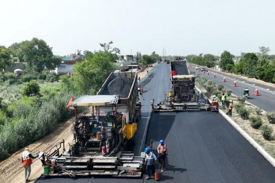 Quốc gia châu Á lập kỷ lục mới, trải nhựa hơn 100km đường cao tốc chỉ trong 100 giờ đồng hồ