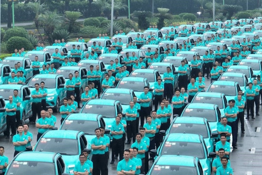 Taxi chạy đua ‘điện hóa’: Gần 7.000 xe điện VinFast được ký kết trong nửa đầu tháng 11