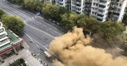 Sập đường tàu điện ngầm nghiêm trọng khiến đường sụt xuống lòng đất, hơn 30 tòa nhà rung lắc và nứt toác, toàn bộ cư dân phải sơ tán khẩn cấp