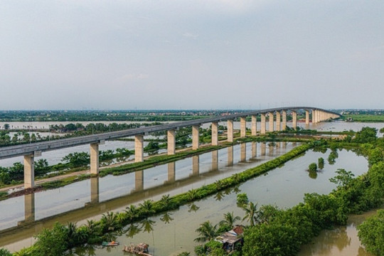 Toàn cảnh cầu vượt sông kết nối TP. Hải Phòng với khu vực dự kiến làm sân bay quốc tế và KKT ven biển 20.000ha