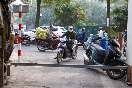 Dân dùng barie chắn xe trong ngõ ở Hà Nội: Cực chẳng đã mới phải làm