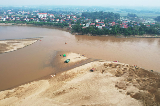 Đã tìm thấy 5 thi thể học sinh mất tích ở bãi sông Hồng