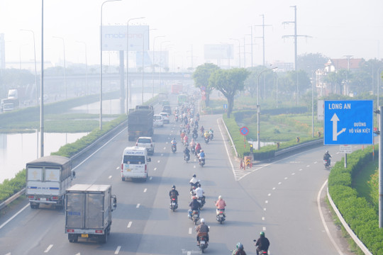 TPHCM sương mù bao phủ, bụi mịn vượt chuẩn