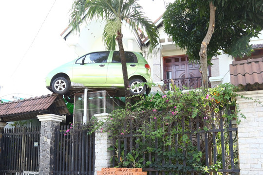 Xe ô tô Matiz "đậu" trên mái cổng nhà gây sốt ở Đồng Nai, ông chủ tiết lộ lý do