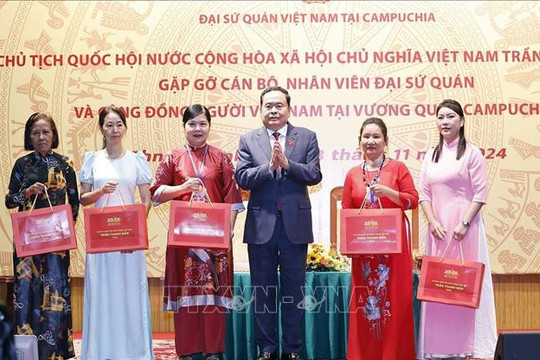 Chủ tịch Quốc hội Trần Thanh Mẫn gặp gỡ cộng đồng người Việt Nam tại Campuchia