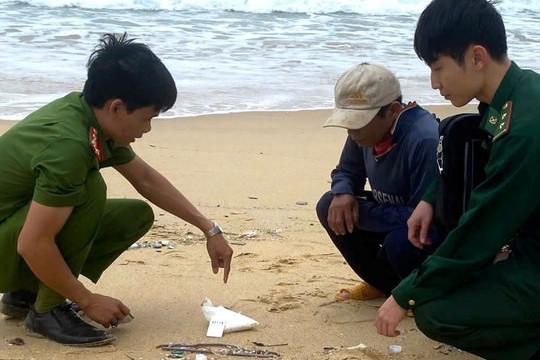 Nhặt ve chai ở bờ biển, người đàn ông phát hiện 1.500 viên thuốc lắc