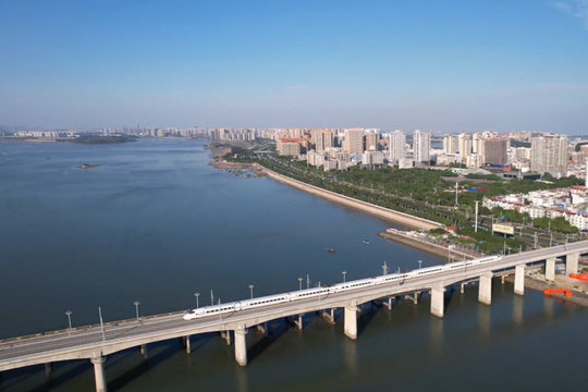 Tuyến đường sắt cao tốc đầu tiên của Trung Quốc kết nối trực tiếp tới biên giới Việt - Trung: Trải dài 47km, trị giá 22.000 tỷ, tương lai nâng cấp tốc độ lên 250km/h