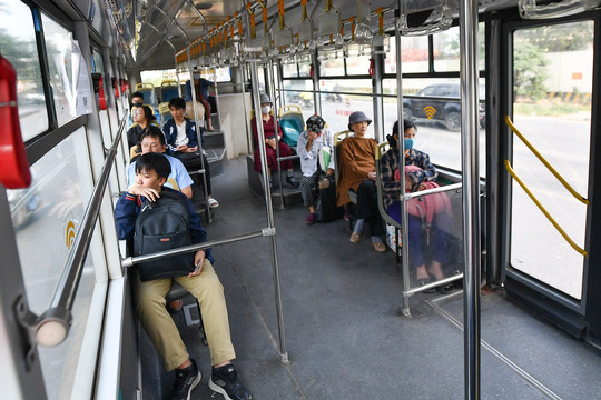 Cảnh trống vắng trên xe buýt nhanh BRT và nhà chờ