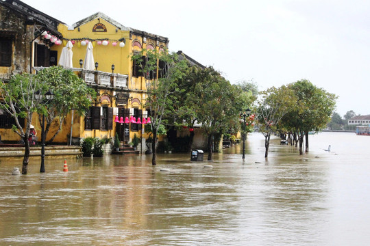 Mưa lũ hoành hành các tỉnh miền Trung