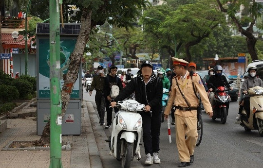 Học sinh được bố mẹ giao xe máy trên 50 phân khối để chở em đi học