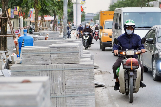 Hà Nội lại đào xới vỉa hè thay đá lát dịp cuối năm