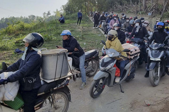 Người dân Bắc Ninh chật vật đi qua đò khi cầu Hồ sửa chữa