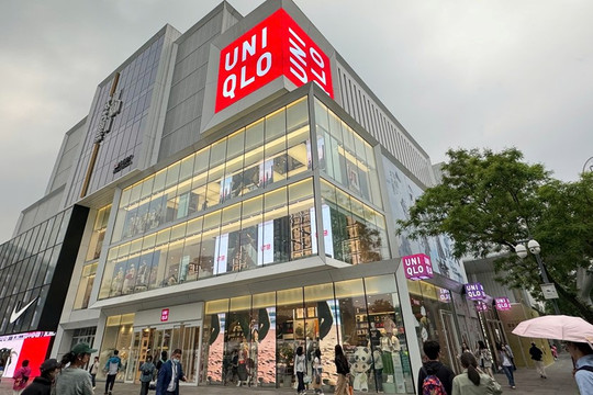 Uniqlo đối mặt nguy cơ bị tẩy chay ở Trung Quốc, cổ phiếu công ty mẹ lao dốc