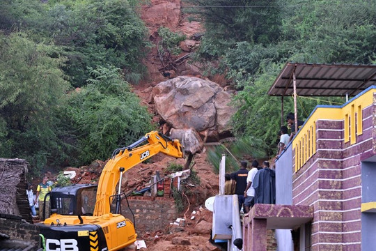 Lở đất nghiêm trọng nhấn chìm một ngôi nhà khiến 7 người thiệt mạng, trong đó có 5 trẻ em: Điều động khẩn cấp gần 40 lính cứu hộ đến hiện trường để tìm kiếm các nạn nhân