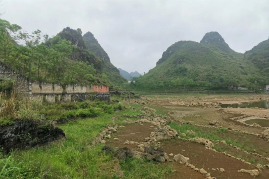 Hồ nước nằm trên hàng trăm mẫu đất bỗng dưng ‘bốc hơi’ sau một tiếng động lớn, chuyên gia địa chất lập tức có mặt: 3 tháng sau hàng trăm hang đá lớn nhỏ đồng loạt phun nước ầm ầm