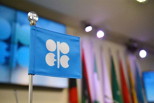 OPEC+ tiếp tục hoãn tăng sản lượng dầu, lên kế hoạch cắt giảm đến 2026