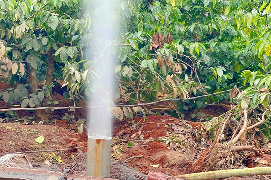 Giếng khoan bất ngờ phun trào lên khỏi mặt đất, tạo thành cột nước cao gần 10m