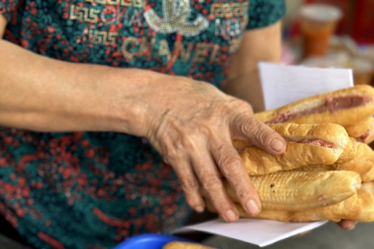 Ba không khi ăn bánh mì