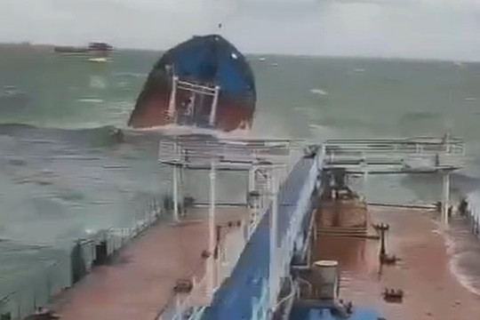 Bão lớn 'quật' vỡ đôi tàu chở dầu, hàng nghìn tấn dầu tràn ra biển: Sơ tán hàng chục thủy thủ, triển khai 50 người, trực thăng Mi-8 và tàu kéo cứu hộ đến hiện trường