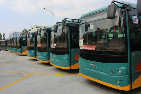 100 xe buýt điện cập bến TPHCM, sẵn sàng lăn bánh 'gom' khách cho metro số 1