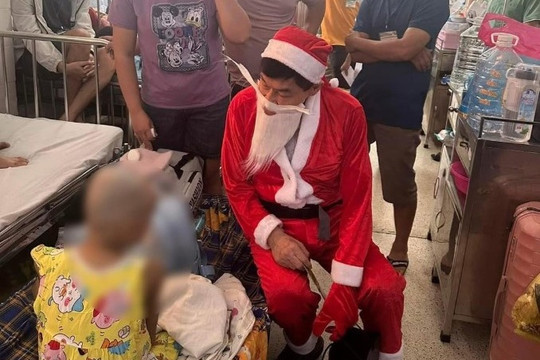 'Vua hàng hiệu' Johnathan Hạnh Nguyễn hóa thân thành ông già Noel tặng quà cho các bé tại Khoa Ung bướu - Bệnh viện Nhi đồng 2 TP.HCM