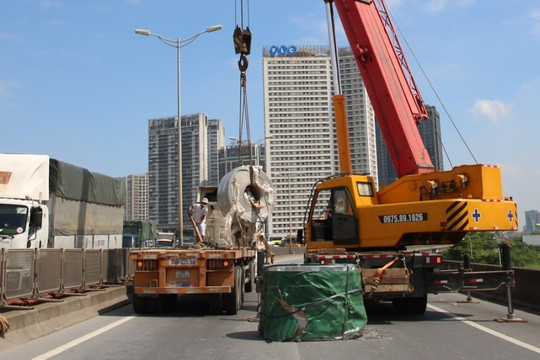 Tài xế chằng buộc sơ sài, cuộn thép hàng tấn liên tiếp rơi xuống đường