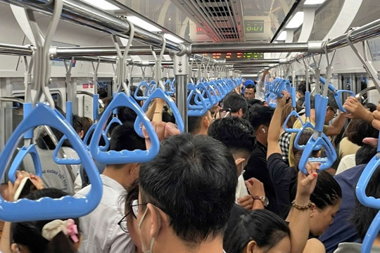 Tàu metro số 1 dừng đột ngột, hành khách hoảng loạn