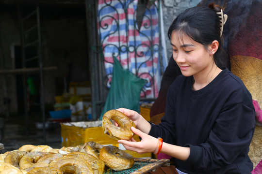 Người dân làng chài đỏ lửa xông đặc sản ‘cá ông trời’ dịp Tết