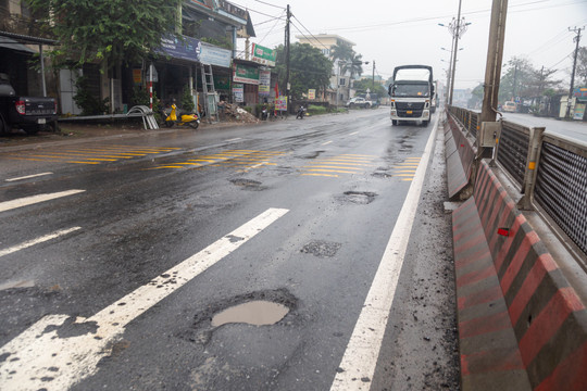 Quốc lộ 1 dày đặc 'ổ gà', xe phải né lách, lấn làn rất nguy hiểm