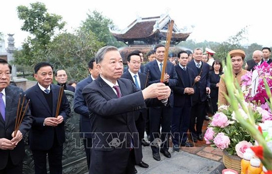 Tổng Bí thư Tô Lâm dâng hương tưởng niệm Chủ tịch Hồ Chí Minh tại Nghệ An