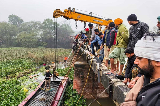 Xe buýt đâm xuyên qua lan can rồi lao xuống sông khiến ít nhất 34 người thương vong: Nạn nhân nhỏ nhất mới 2 tuổi, điều động khẩn cấp lực lượng cứu hộ đến hiện trường