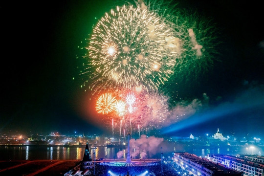 Chưa từng có trong lịch sử: Gần 1 triệu người 'đổ bộ' hệ sinh thái Vingroup đón countdown 2025