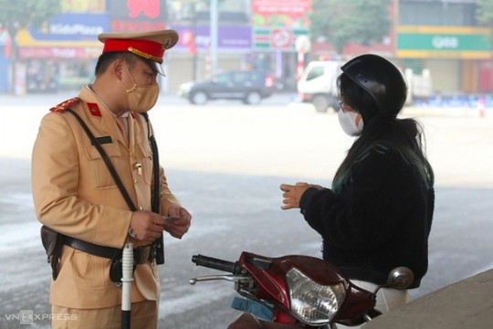 Tài xế công nghệ 'giật mình' với biên bản vượt đèn đỏ 6 triệu đồng