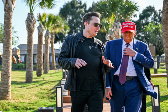 Người giàu nhất hành tinh bỏ xa đối thủ Jeff Bezos 237 tỷ USD nhờ kết bạn với ông Trump