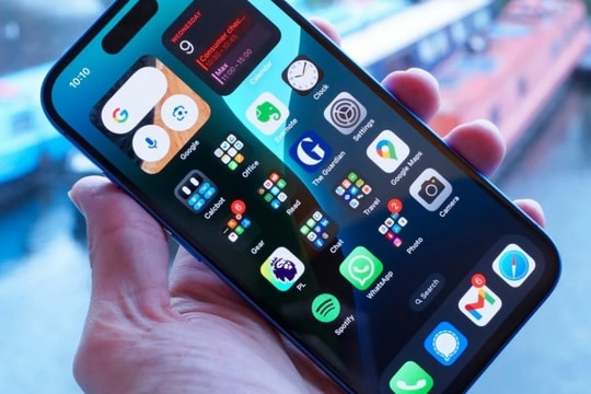 Camera tối đen, đèn pin tắt ngúm: Người dùng iPhone đau đầu vì iOS 18.2