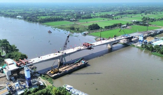 Hợp long cây cầu trăm tỷ kết nối vùng biên giới tới đô thị đặc biệt của Việt Nam