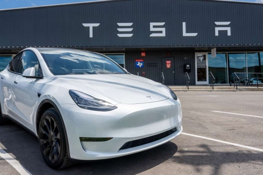 Tesla lần đầu 'lao dốc' doanh số, sắp bị ông lớn Trung Quốc cho 'hít khói'