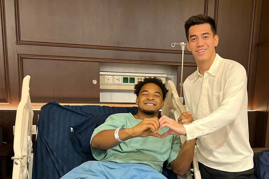 Xuân Son được người dân Nam Định hứa đãi 1 năm ăn bánh chuối miễn phí, tặng cá kho sau khi ra viện